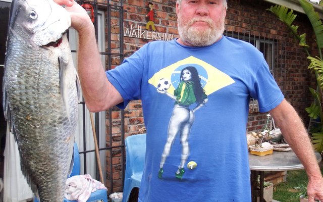 Bennie Walker van De Kelders spog hier met sy yslike Steenbras (7kg) wat hy op 31 Oktober 2015 by Die Plaat, De Kelders (Galjoensbank) met prawns gevang het. Bennie sê hy het in die verlede al etlike Steenbras-knewels daar gevang.